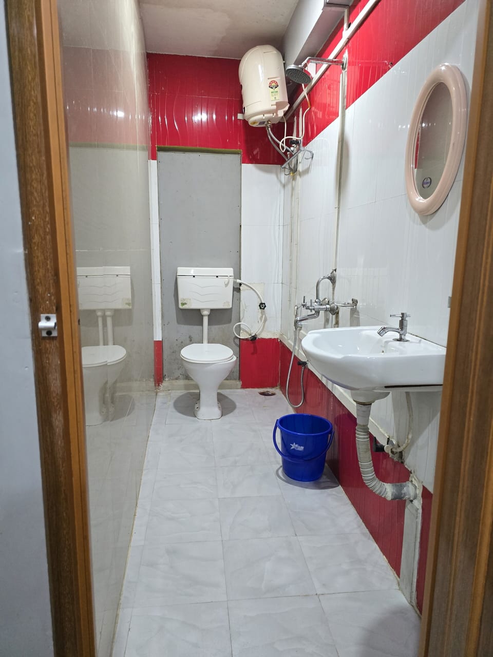 Deluxe Suite | Bathroom | Shower, rainfall showerhead, free toiletries, towels