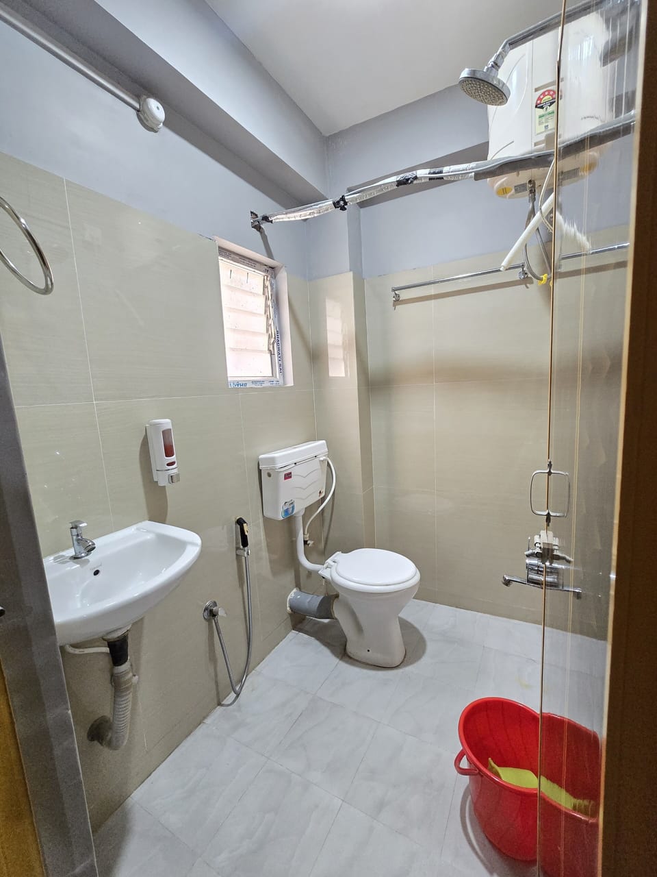 Deluxe Suite | Bathroom | Shower, rainfall showerhead, free toiletries, towels