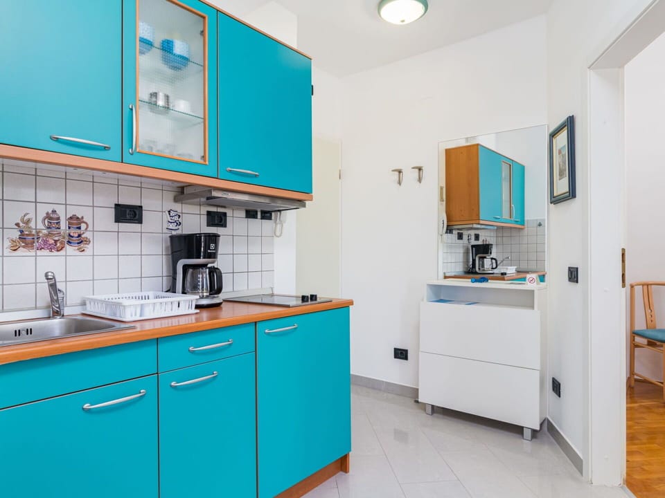Kitchen, Kitchen Appliance, Major Appliance, Countertop, Cabinetry, Interior Design, Furniture, Flooring, Room, Floor
