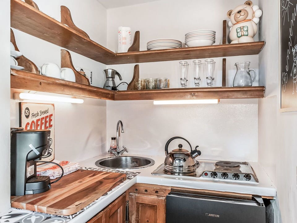 Kitchen, Kitchen Appliance, Countertop, Major Appliance, Interior Design, Home Appliance, Furniture, Cabinetry, Kitchen Stove, Room