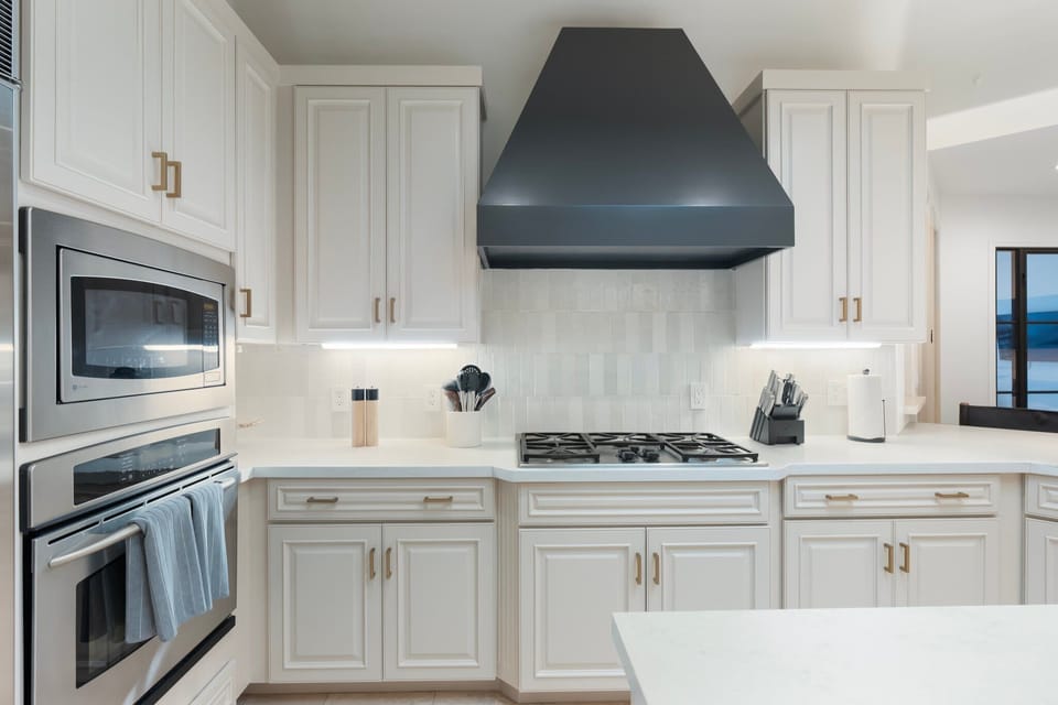 Stailness steel appliances, gas cooktop and everything you'll need.