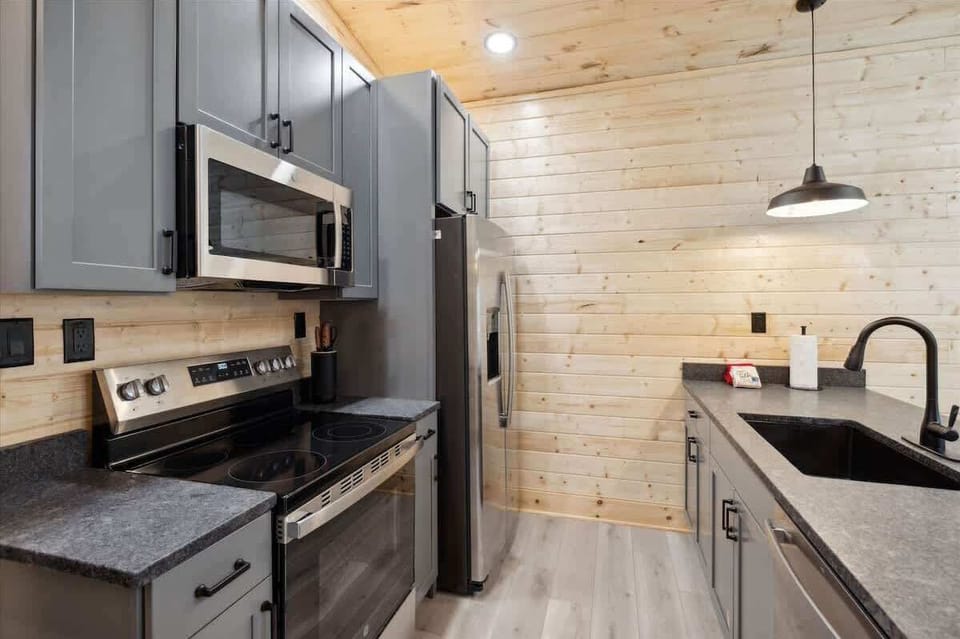 Black Bear Cabin: Modern appliances and sleek countertops make cooking a pleasure in this stylish space!