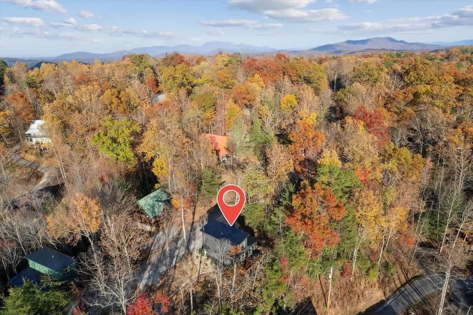Black Bear Cabin: Nestled among vibrant autumn foliage, your serene escape awaits in the Smokies!