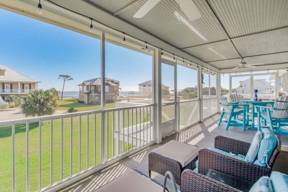 Screened-in porch with tranquil lagoon views in Grande Lagoon near Perdido Key. Enjoy morning coffee or evening drinks while soaking in the coastal breeze, just minutes from Johnson Beach and the white-sand Gulf Coast beaches.
