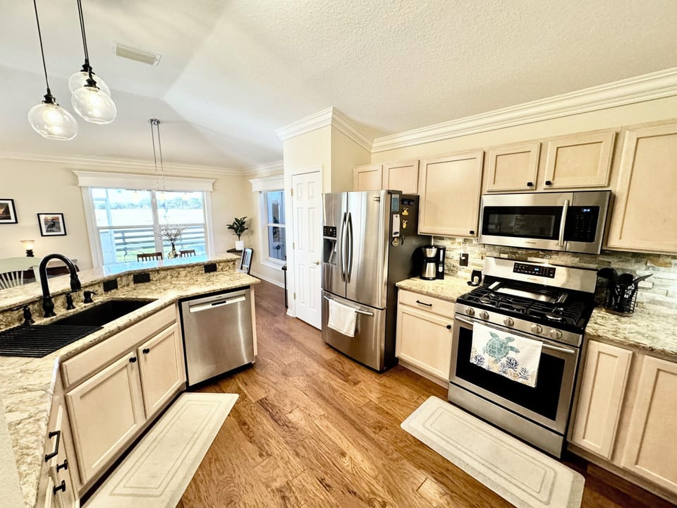 Full Kitchen with Gas Stove and Water/Ice dispenser on the Refrigerator