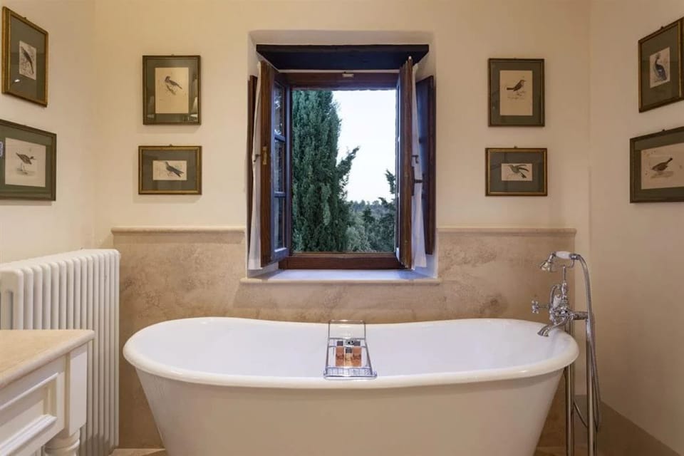 Superior Suite, 1 King Bed | Bathroom | Free toiletries, hair dryer, bathrobes, slippers