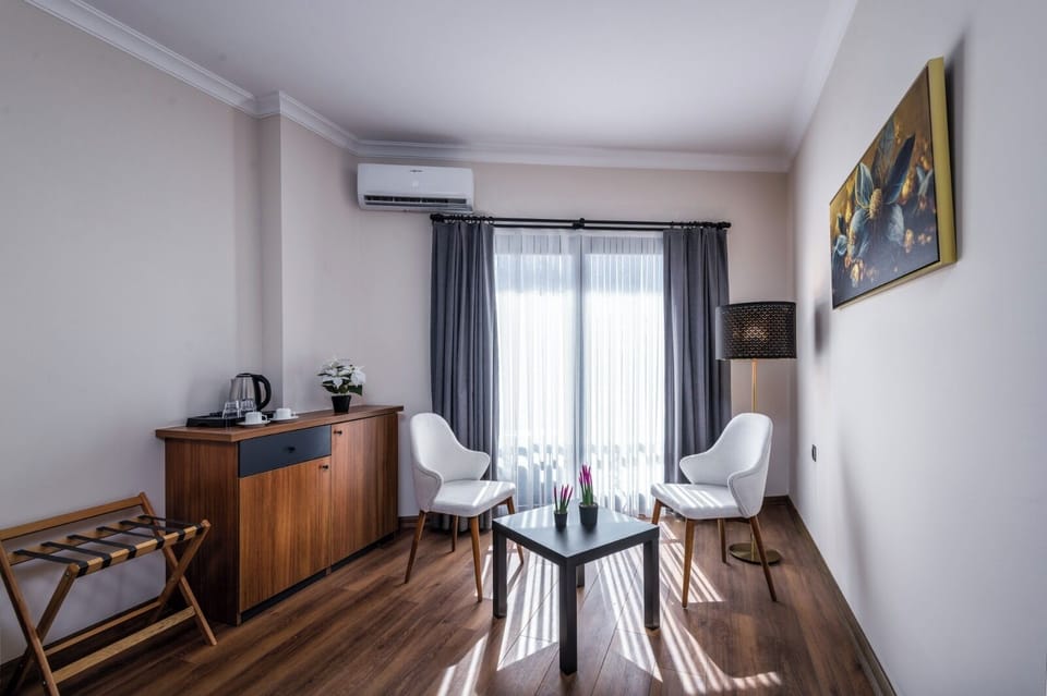 Deluxe Twin Room, Balcony | Laptop workspace, free WiFi