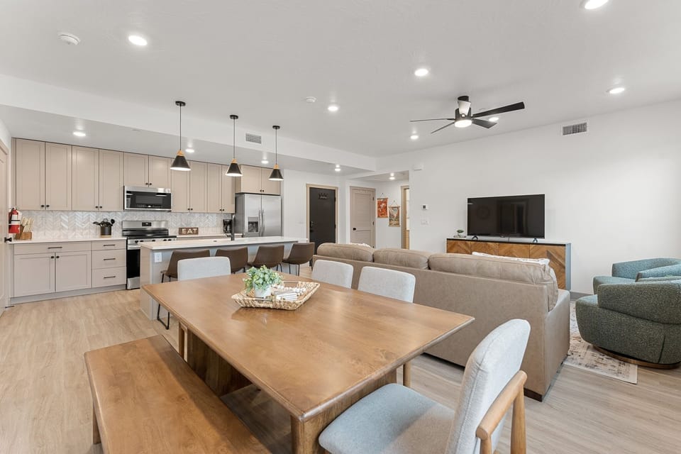 Condo, 2 Bedrooms | Dining