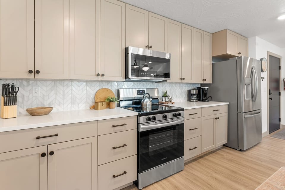Condo, 2 Bedrooms | Private kitchen | Fridge, oven, coffee/tea maker, toaster