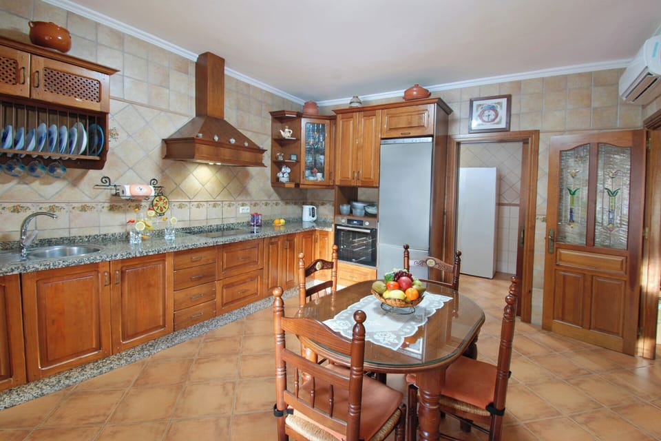 A fully equipped kitchen awaits our kitchen princes(ses).
