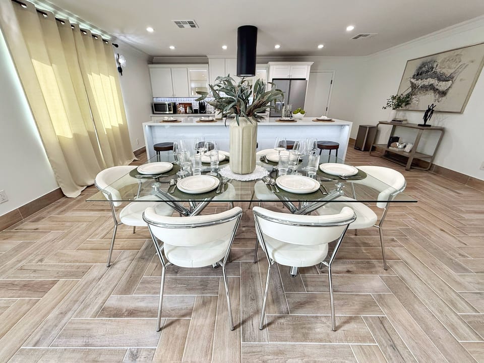 Contemporary dining