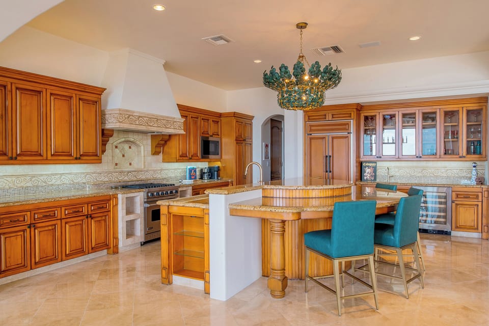 Alegre 18 - Kitchen and bar area