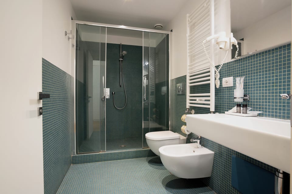 Deluxe Triple Room | Bathroom | Shower, free toiletries, hair dryer, slippers