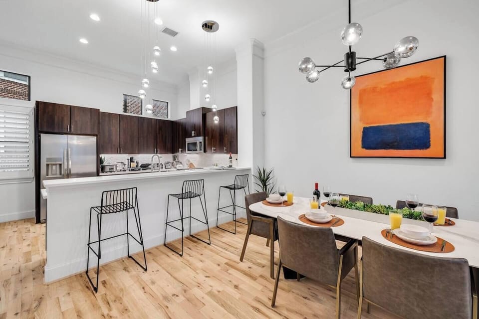 No need to wait long for your lunch! The dining is conveniently located next to the kitchen. 