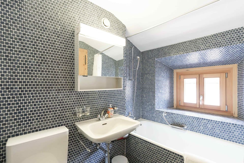 Combined shower/tub, hair dryer, heated floors (bathroom), toilet paper