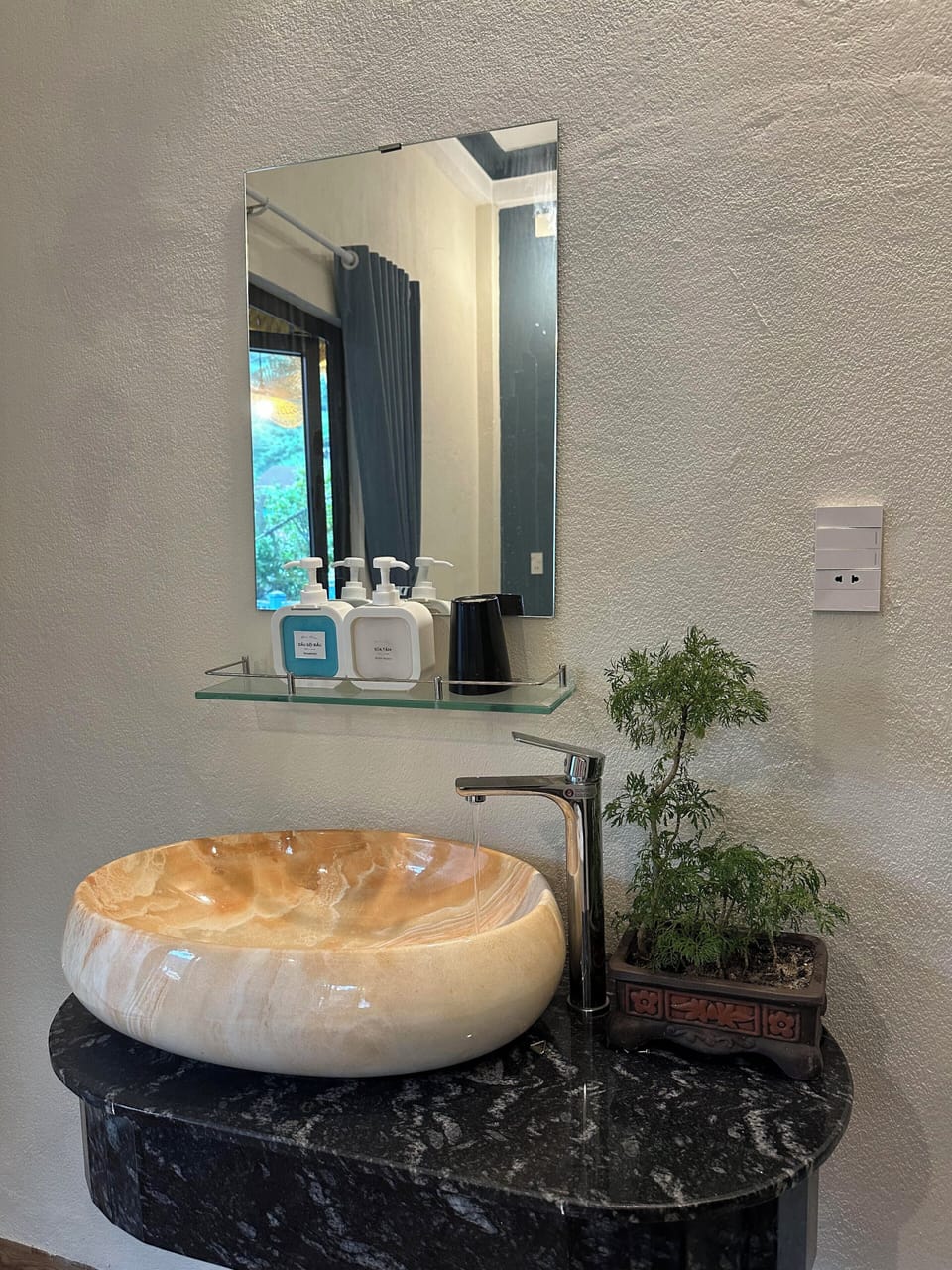 Slippers, bidet