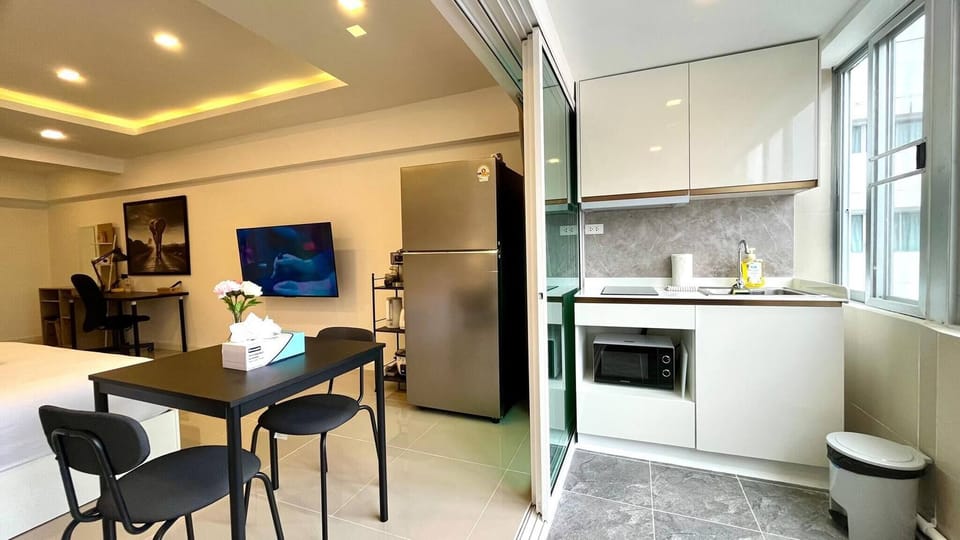 Apartment, 1 Bedroom, Accessible, Balcony | Dining room