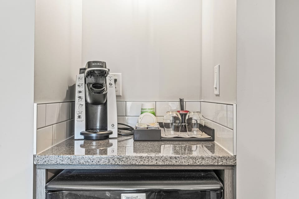 Deluxe King Room | Private kitchen | Coffee/tea maker, fridge
