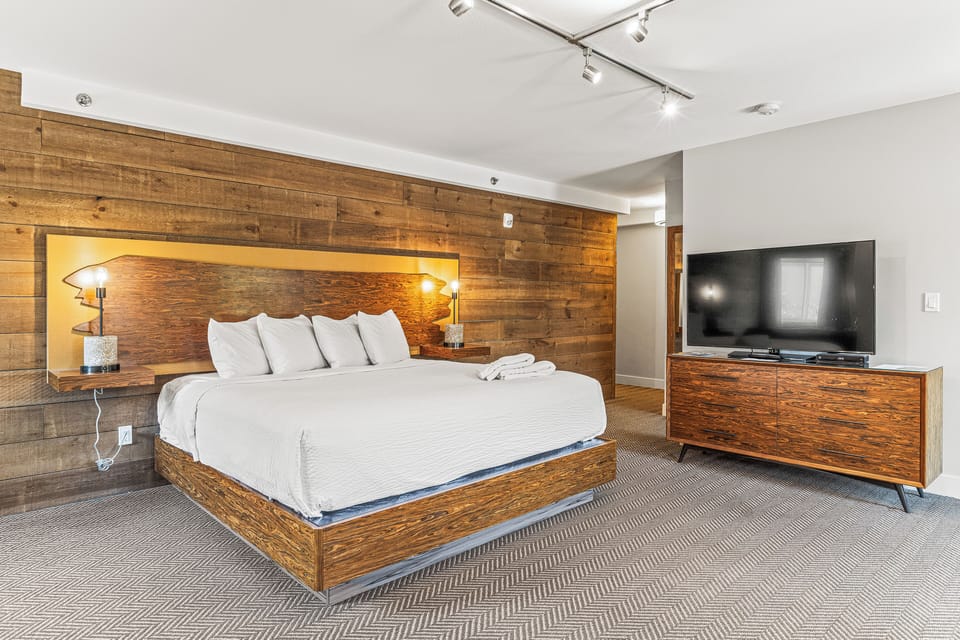 Deluxe King Suite | WiFi (free), bed sheets