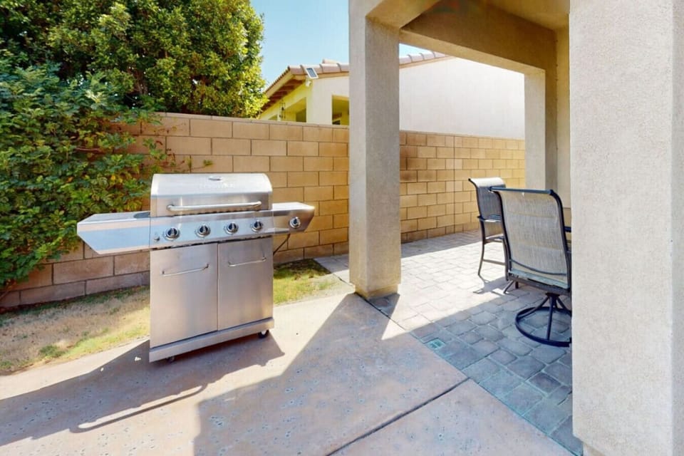 Just minutes from Coachella, Stagecoach, golf, and top local eats.