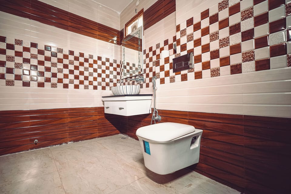 Family Room | Bathroom | Shower, rainfall showerhead, free toiletries, towels