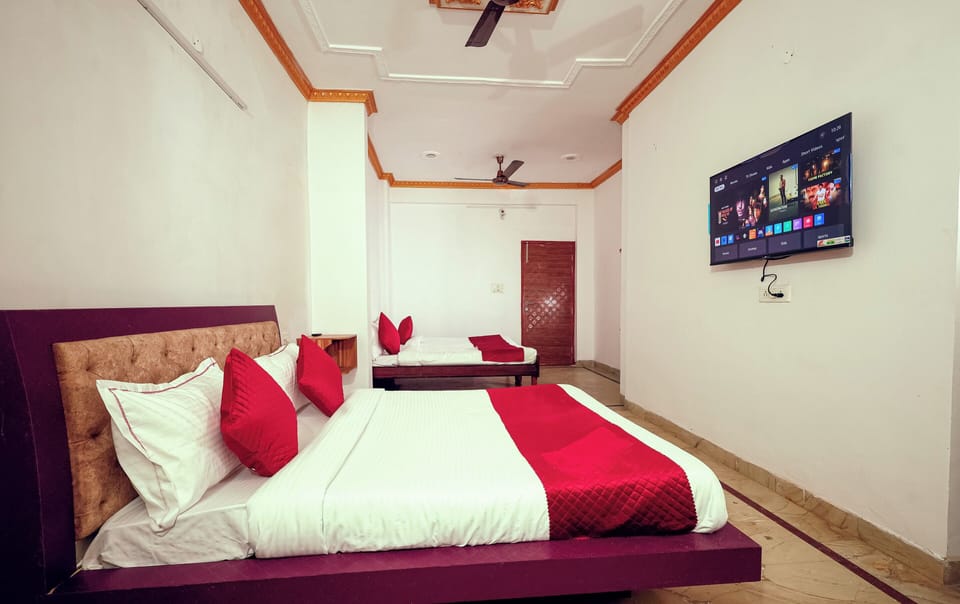 Family Room | Laptop workspace, free WiFi, bed sheets