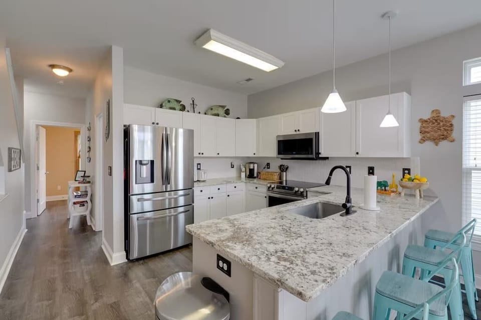 Level 2 Kitchen w Granite Countertops Right Side