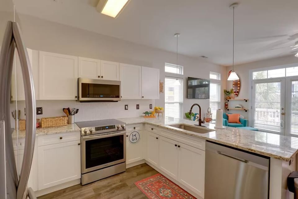Level 2 Kitchen w Granite Countertops Right Side