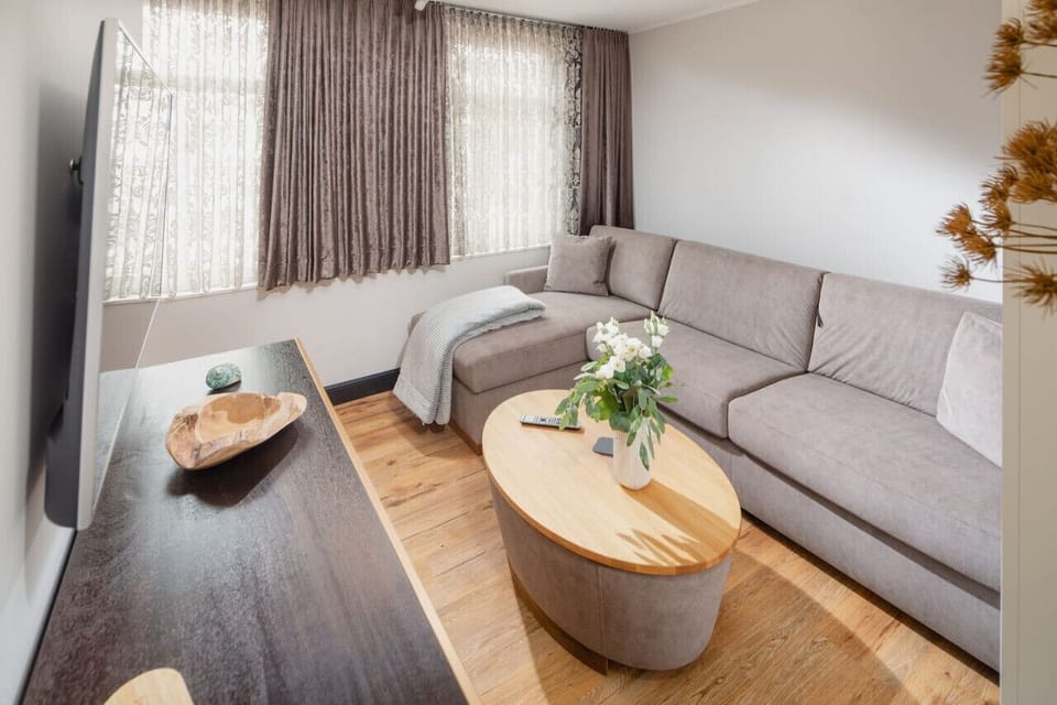 Schönes Wohnzimmer mit Schlafcouch