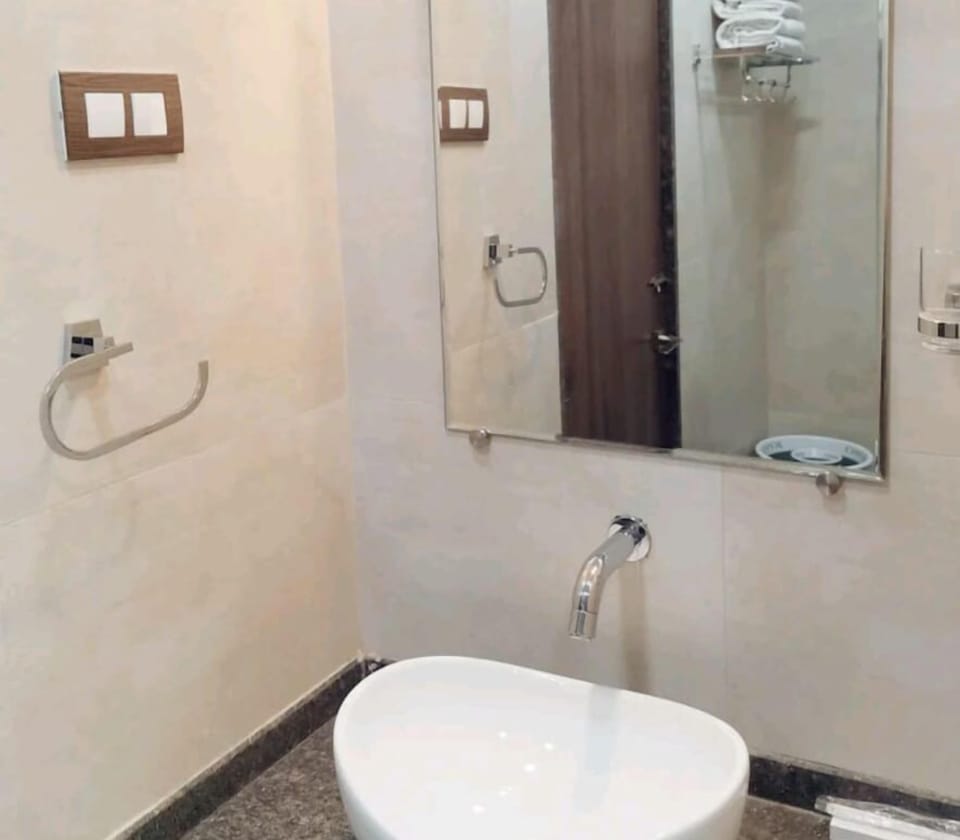 Superior Double Room | Bathroom | Shower, free toiletries, towels, soap
