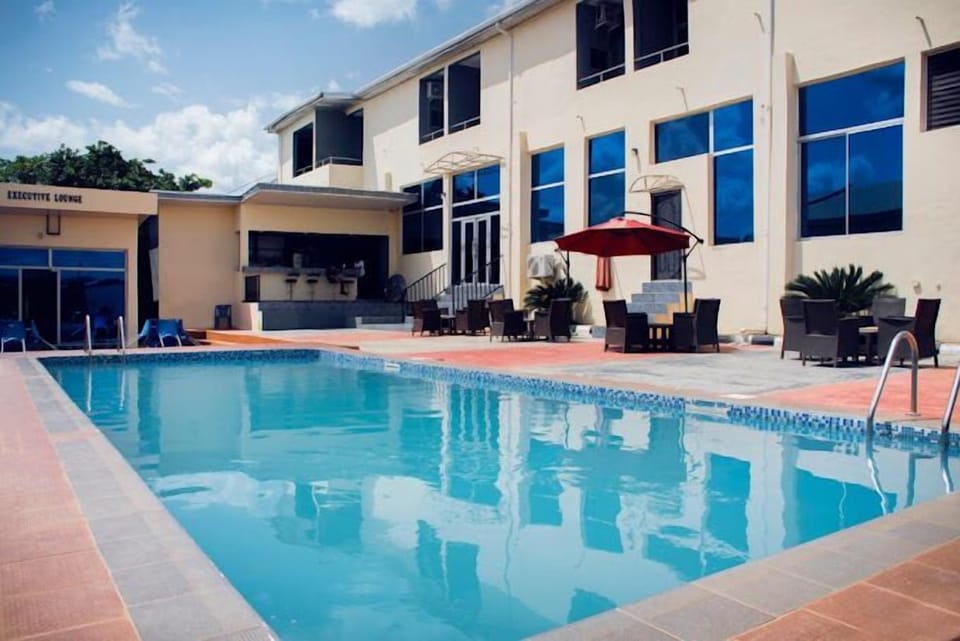 Swim-up bar
