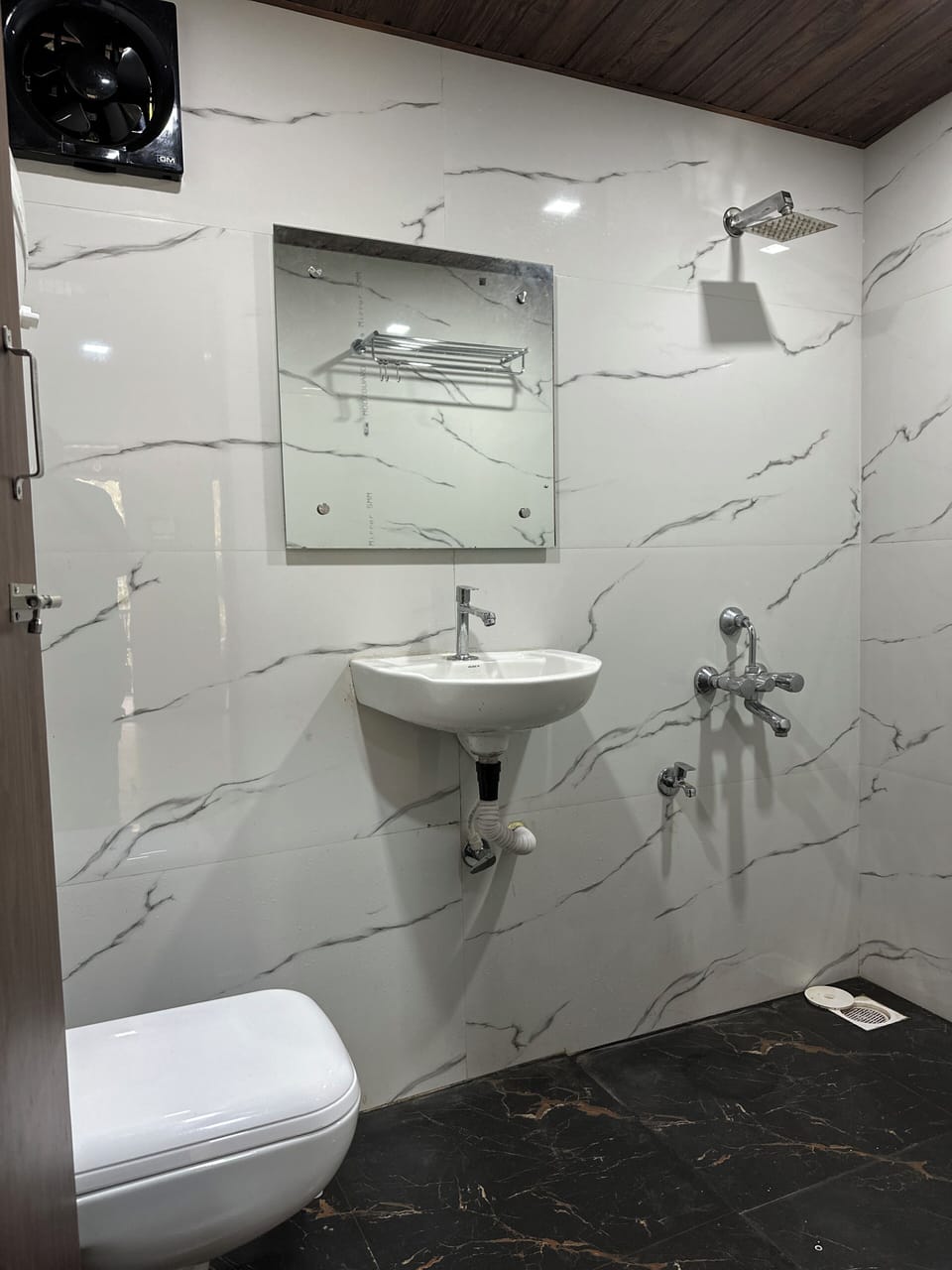 Deluxe Riverside Cottage | Bathroom | Shower, rainfall showerhead, soap, shampoo
