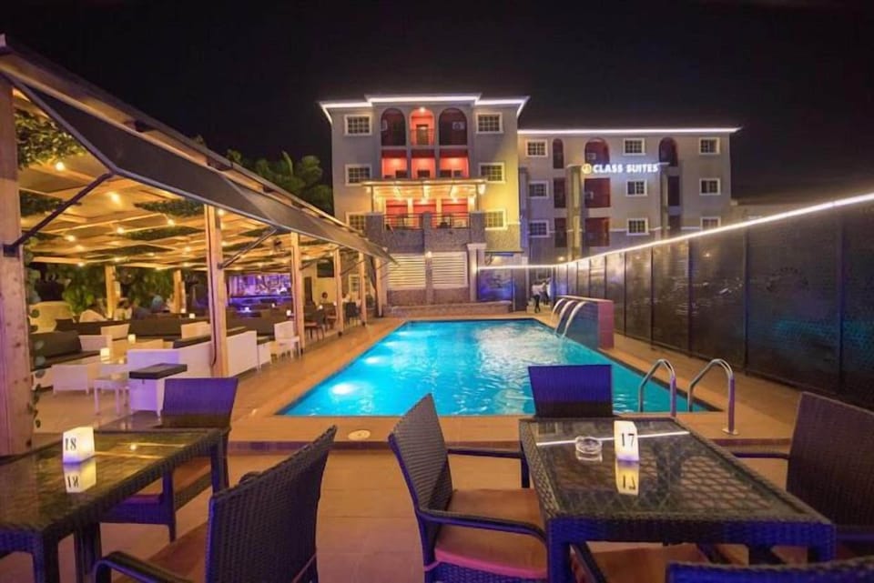Swim-up bar