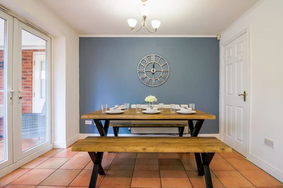 Dining area with seating for up to 6 guests