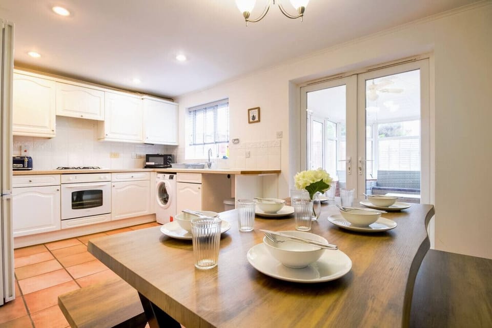 Dining area with seating for up to 6 guests