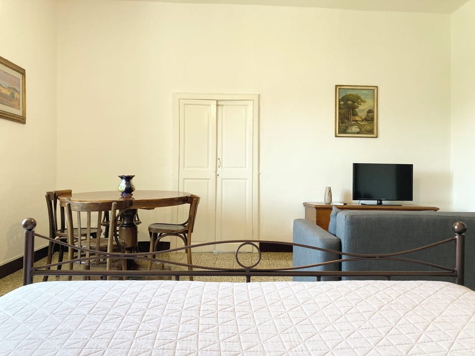 Standard Apartment, Garden View | Living area