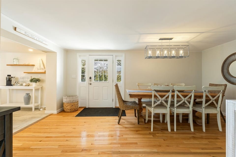 Dining Room seats 8.