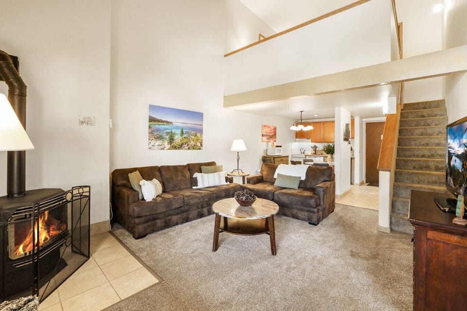 Living room with Smart TV & gas fireplace