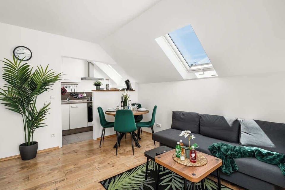 Das Apartment verfügt über einen offenen Wohn-Ess- und Küchenbereich. Hier wird es Euch an Nichts fehlen.
