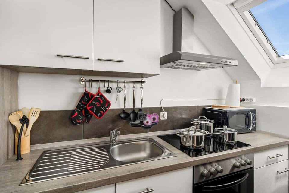 Unsere Küche ist mit allen gängigen Geräten wie Herd, Ceranfeld, Geschirrspüler, Kühl- und Gefrierschrank, Mikrowelle, Toaster, Wasserkocher und Kaffeemaschine ausgestattet. Geschirr, Töpfe, Pfannen sowie alle üblichen Kochutensilien sind vorhanden.