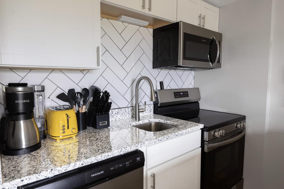 The unit has a Keurig machine that lets you brew a single cup or a full carafe.  Be sure to bring your K-cups!