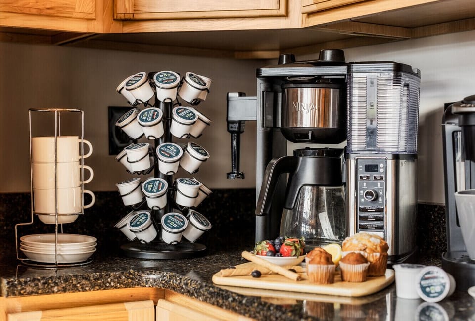 Enjoy K Cups or fresh ground coffee / tea in the mornings