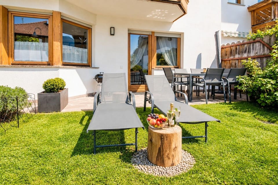 Stadtnestl Apartment Sterzing: Alpine-modern with garden, fireplace & parking Apartment in Vipiteno