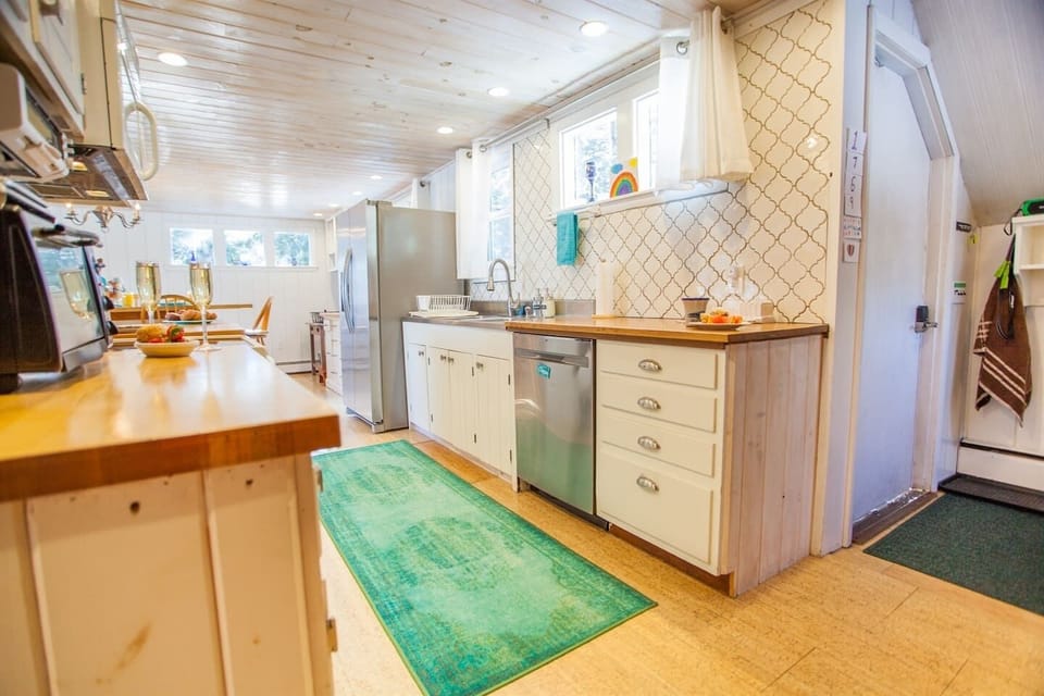 Plenty of counterspace for your group