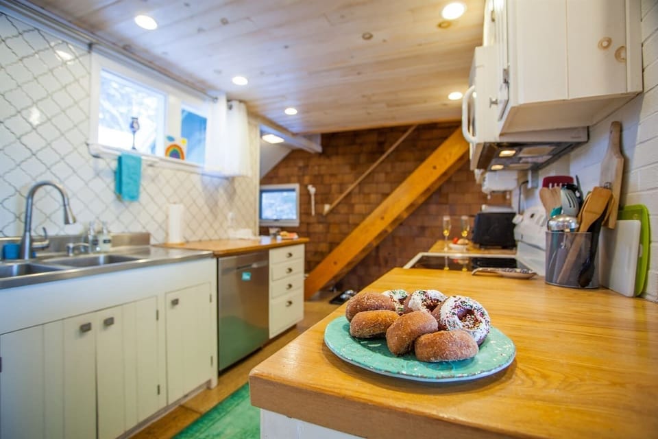 Bright kitchen to start your day!