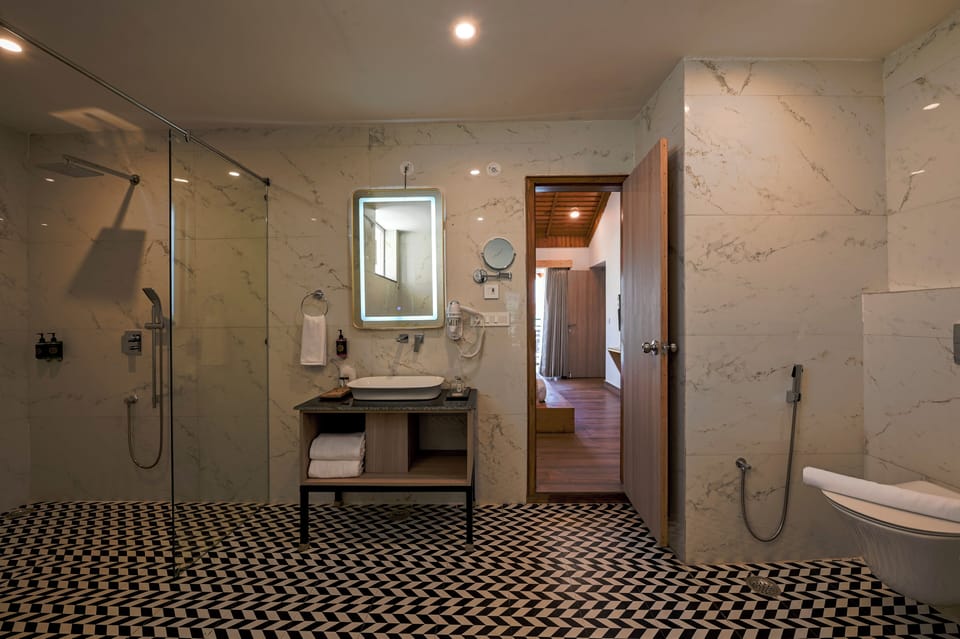 Family Suites | Bathroom | Shower, rainfall showerhead, free toiletries, hair dryer