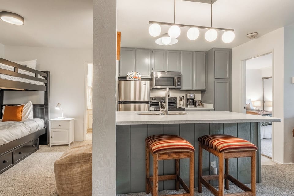 Fully Equipped Kitchen , 2 bar stools