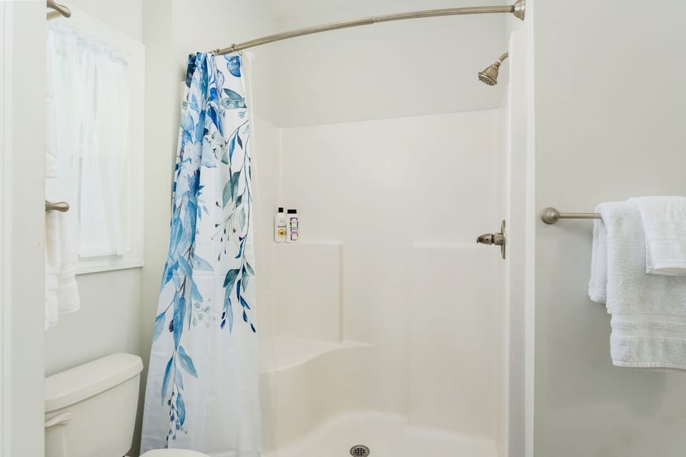 [Master Bathroom] Shampoo, Conditioner, Body-wash Provided