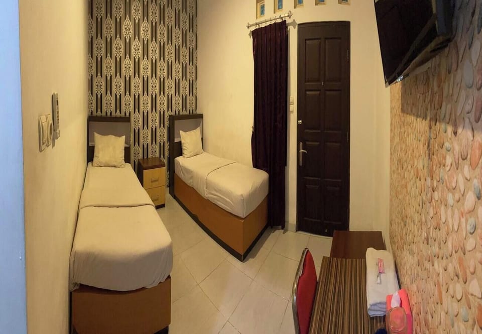 Twin Room | Desk, free WiFi