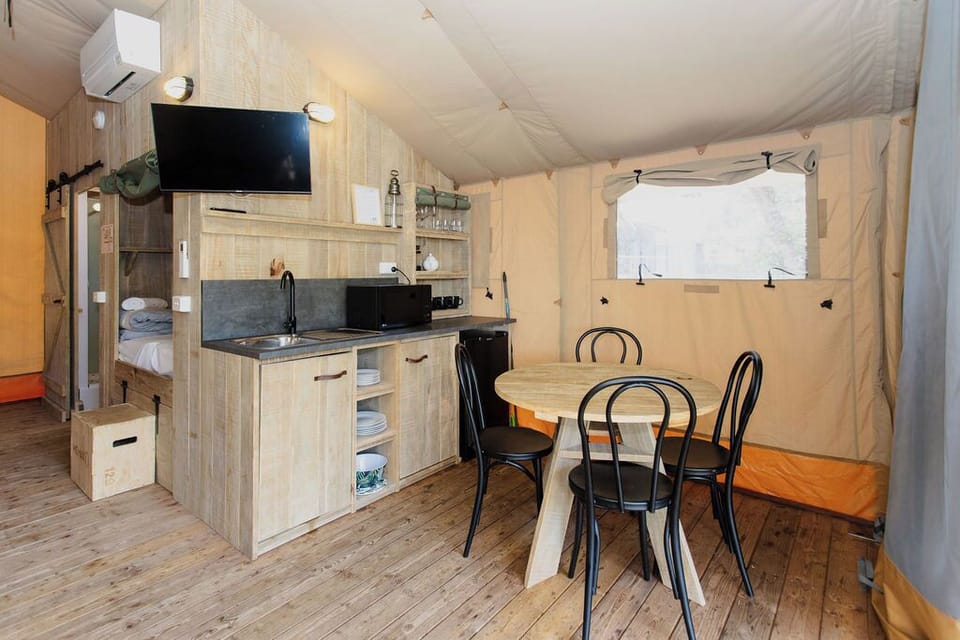 Superior Tent, Garden View | Private kitchen